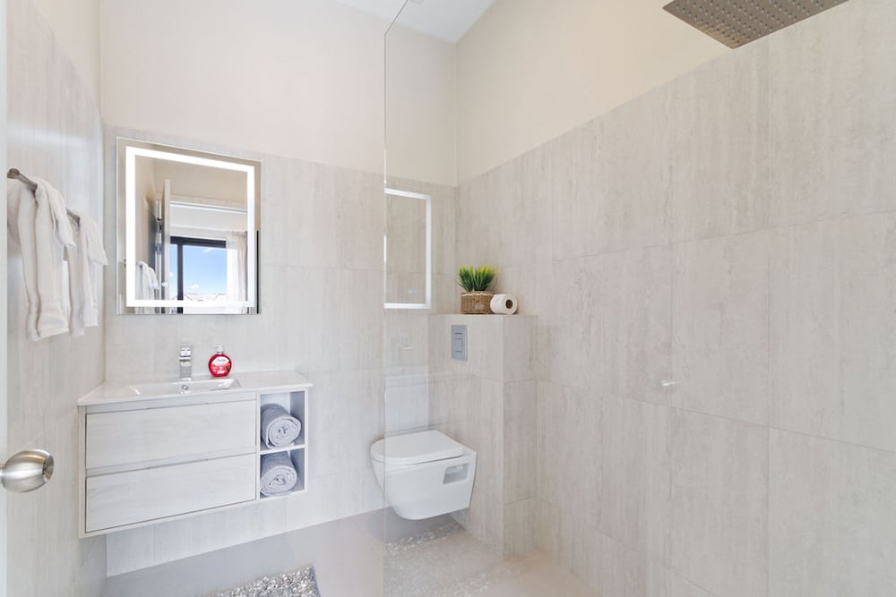 NEW Lux 4BR Villa w Private Pool Walk to Beach