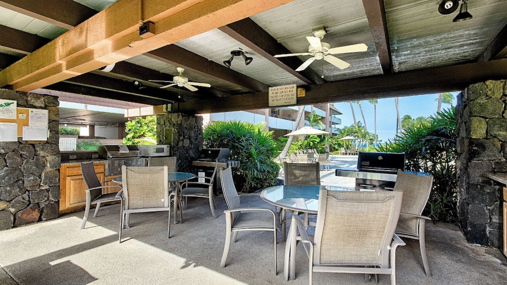 Condo With Central AC - Partial Ocean View - Concierge - Near Magic Sands Beach - Vrkcv