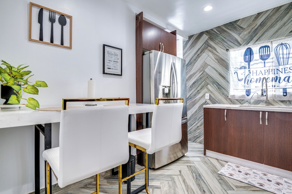 7 Mi to Downtown: East Los Angeles Apartment