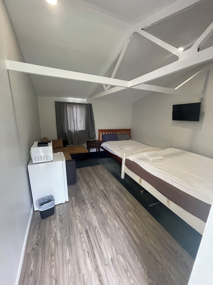 2 Double 1 Sofa bed chalet unit B