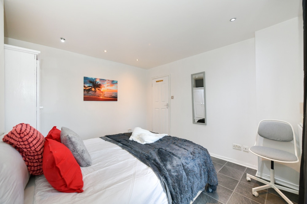 Impeccable 4-bed House With Garden in Brixton