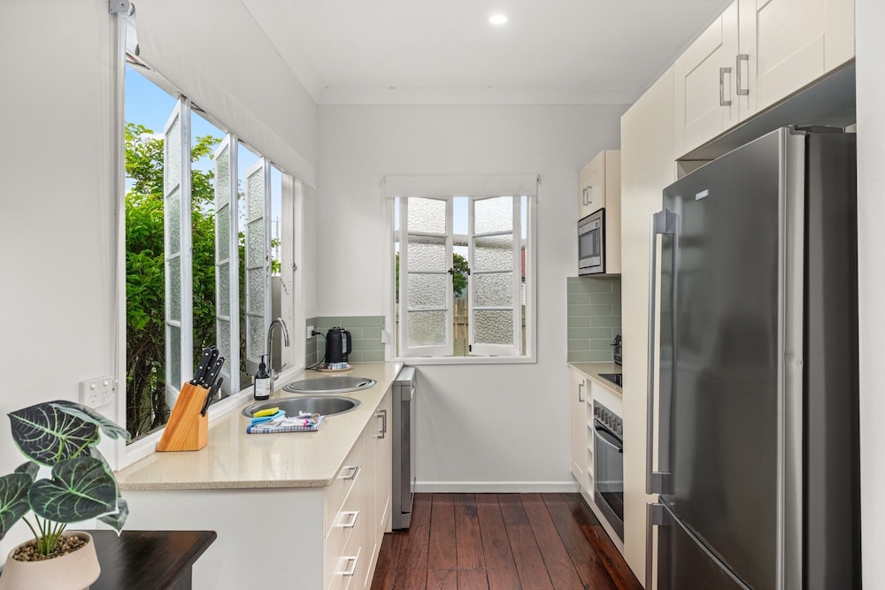Charming 1-bed Cottage With Garden Retreat