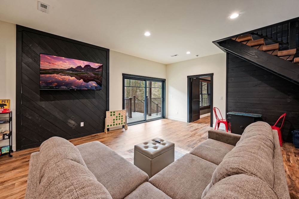Game Room-hot Tub-10 Mins to Downtown Gatlinburg