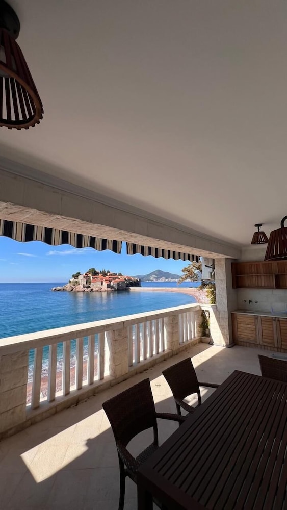 Beachfront Four bedroom Apartment