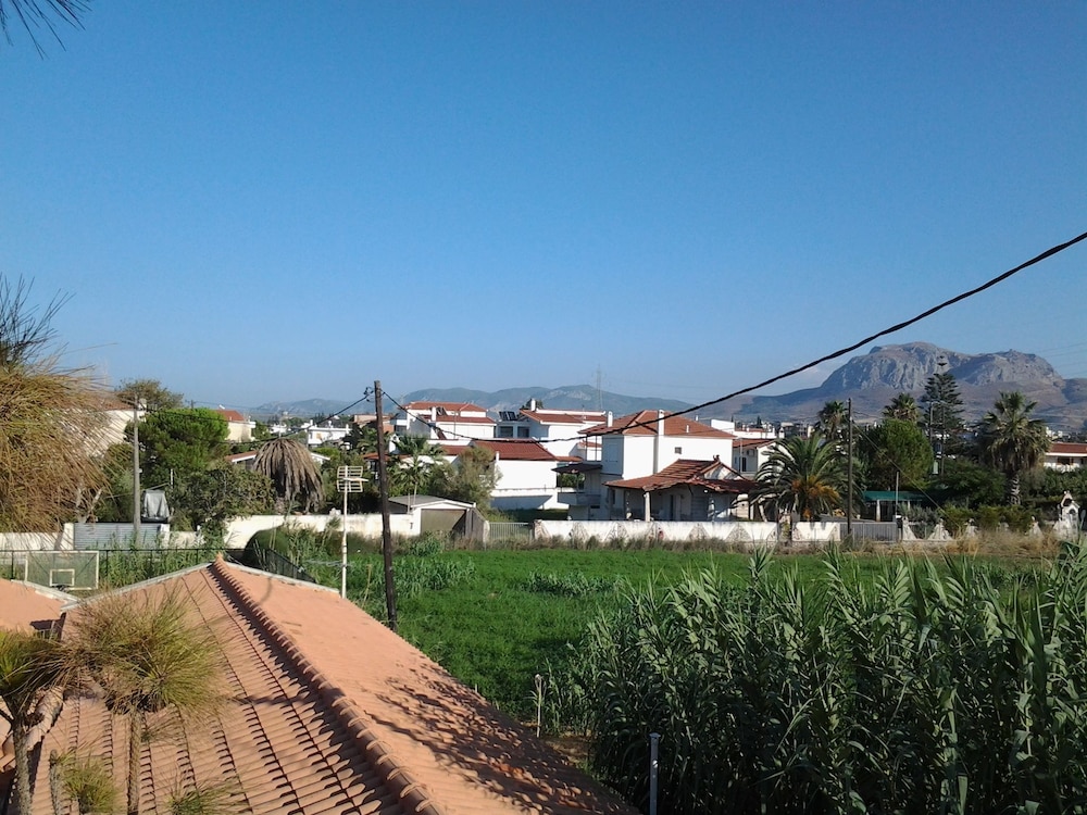 Chris Studios & Apartments