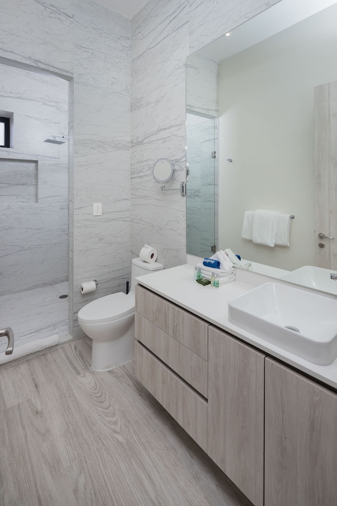 Waves Views Luxury 3BR Oceanfront Condo