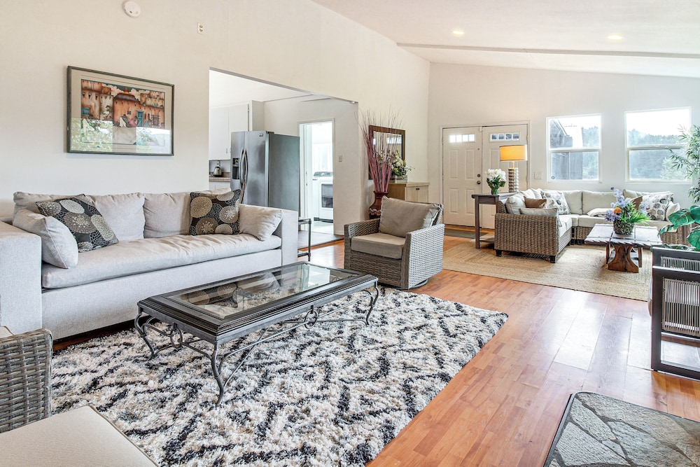 2 Mi to Downtown Coos Bay: Home w/ Deck, Fire Pits
