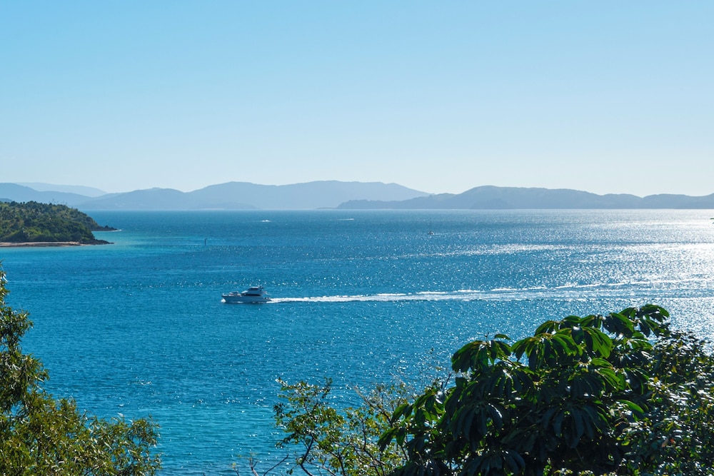 Casuarina Cove 16 Ocean View Deluxe Refurbished 3 Bedroom House Near Marina With Golf Buggy