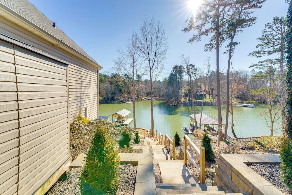 2 Kayaks: Lakefront Lookout Shoals Getaway!