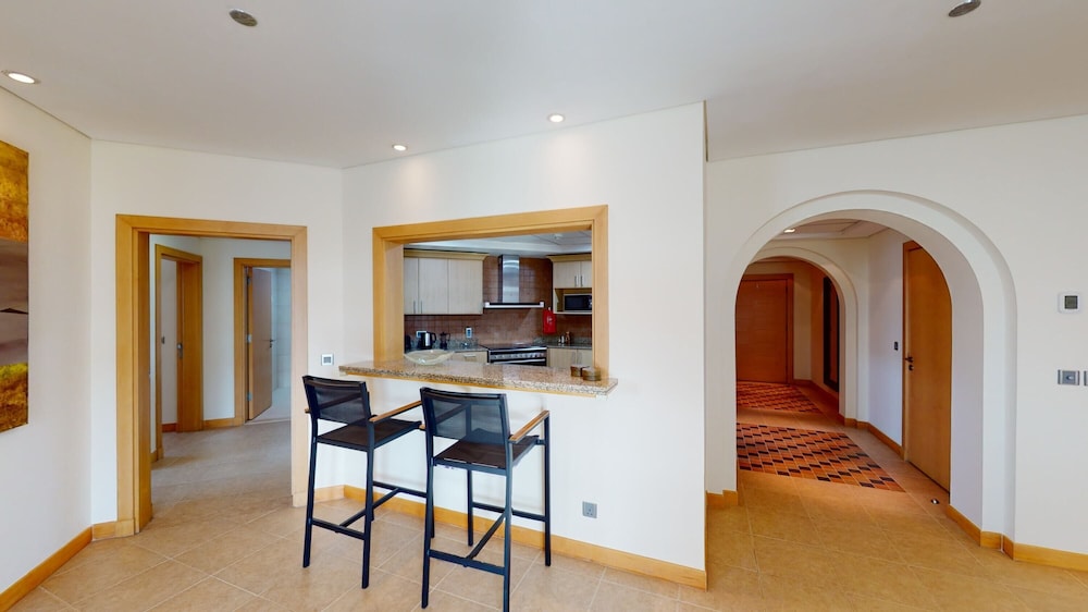 Al Dabas Beach Views 3BD Sleeps 6 Beachfront Beach Pool Access