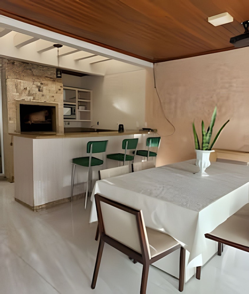Casa com piscina 5 suites 1 quarto e AC