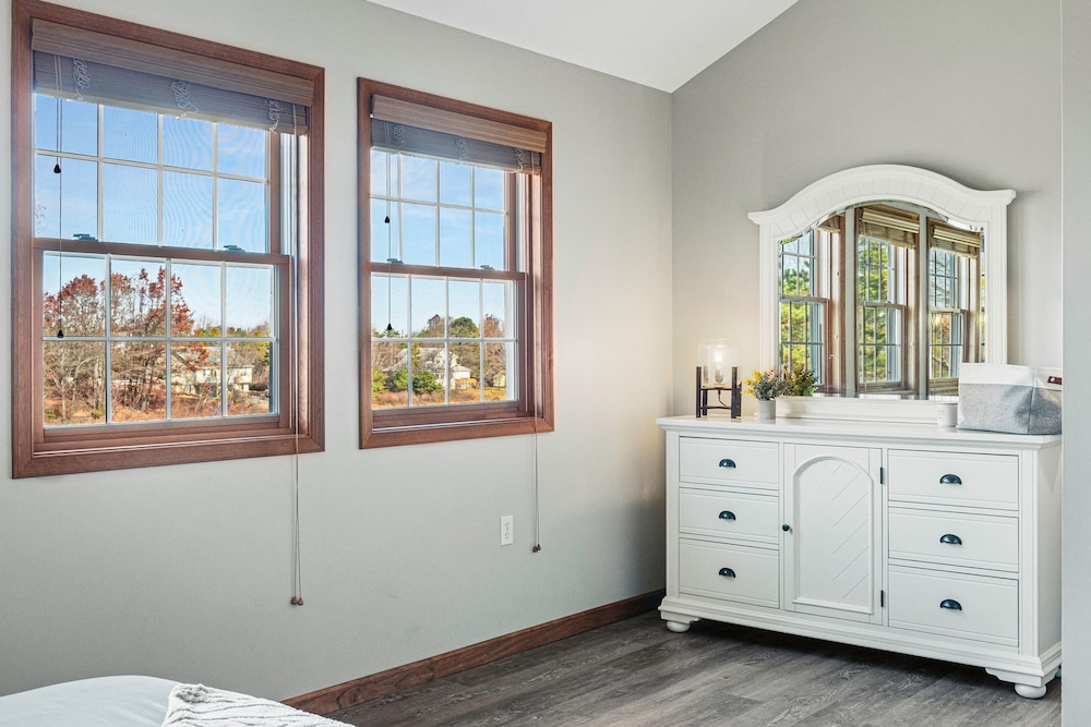 Laker s Pointe by Avantstay Lakefront Private Peninsula Hot Tub Game Room
