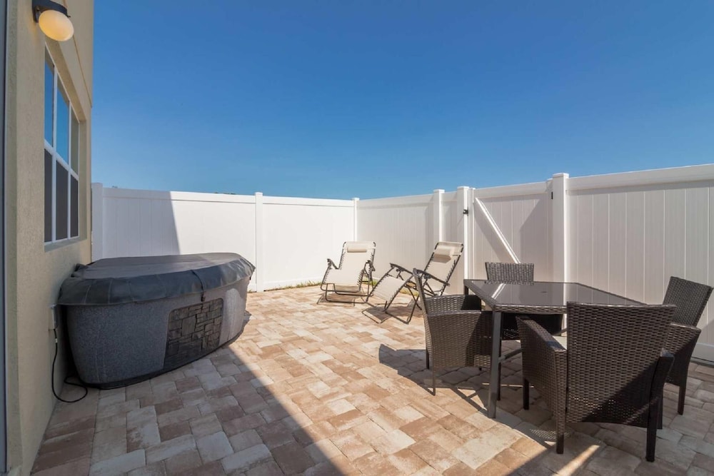 5137 Compass Bay