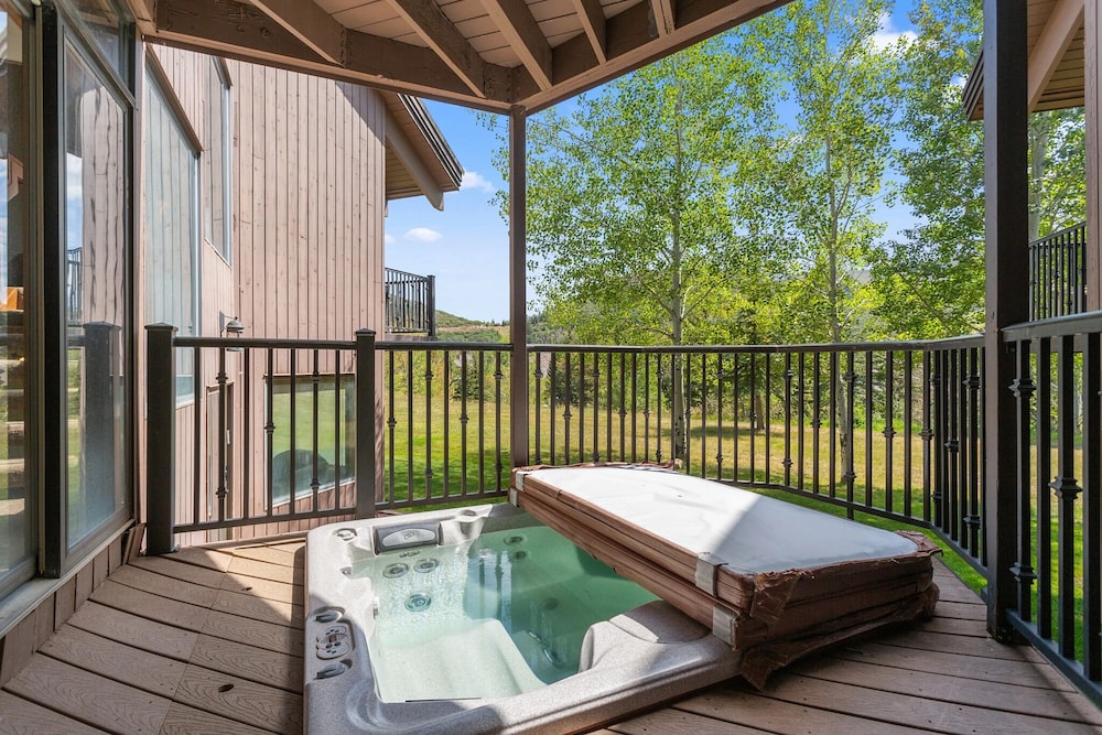 Pinnacle at Deer Valley Resort - Four Bedroom Condo with Hot Tub #1470 4 Condo