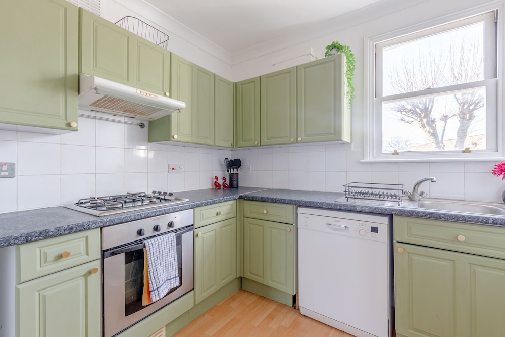 Spacious 3 Bedroom Flat in Brixton