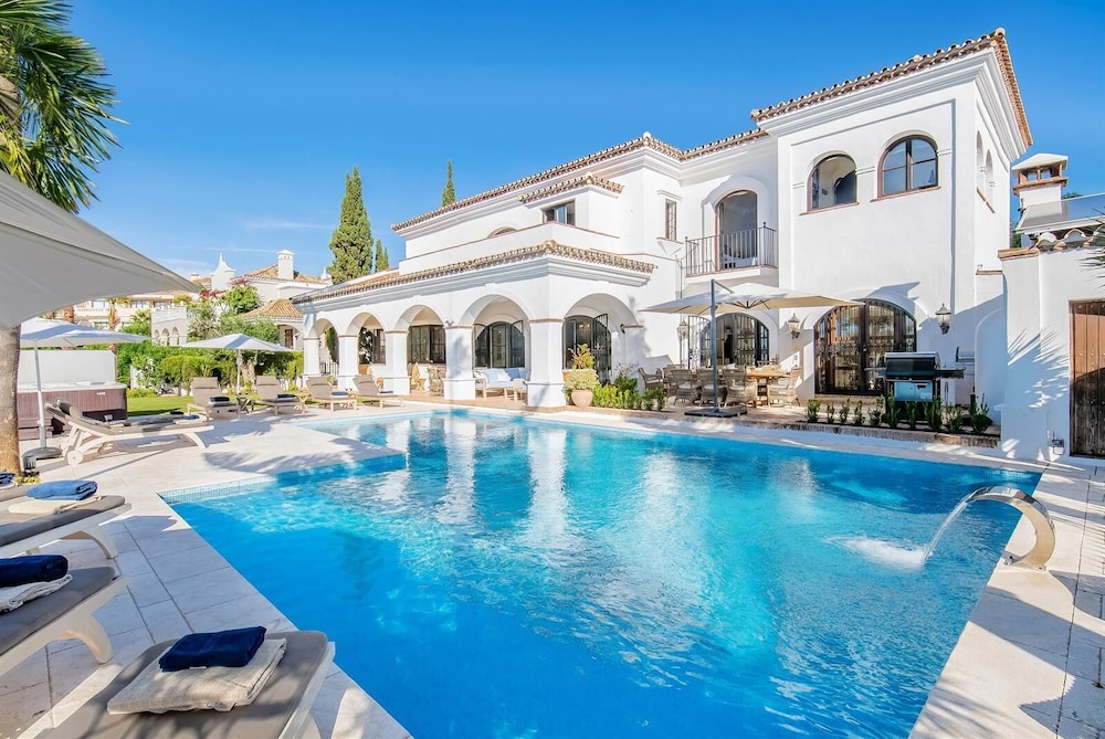 Super Villa Near Beach with Heated Pool - Image 1