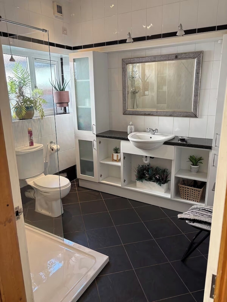 10 Guests - 5 Bedrooms - Free Parking - Petok