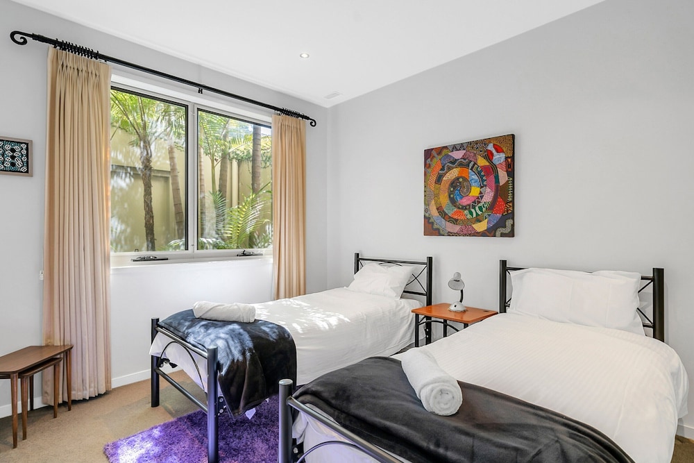 3-bed Seaside Serenity Escape at Long Beach