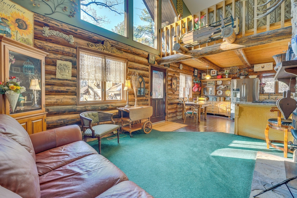 Walk to Saylorville Lake: Spacious Home w/ Deck!