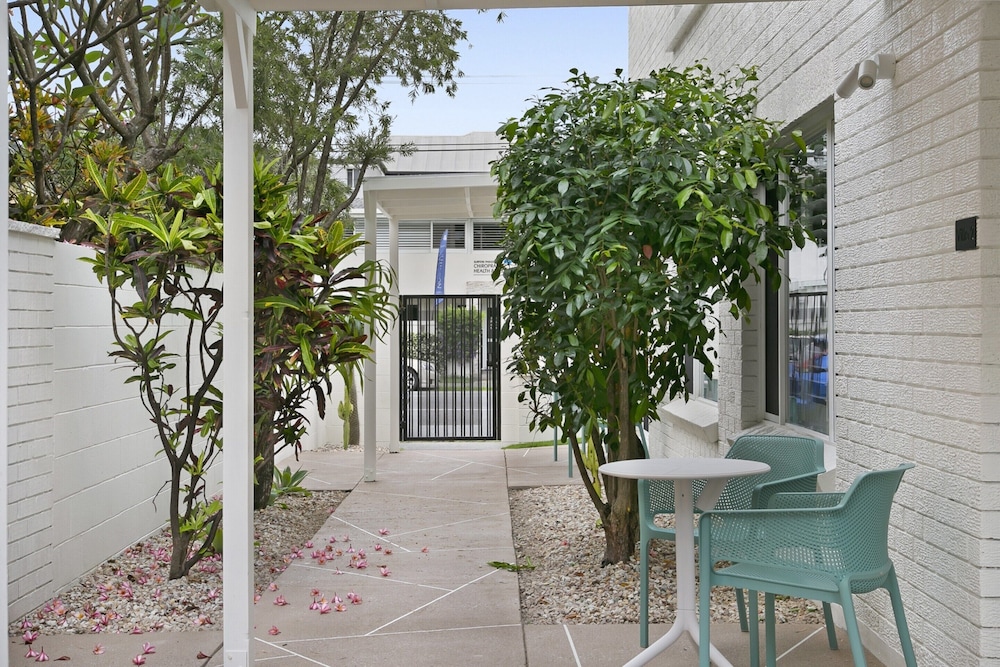 Mediterranean Surfers Paradise Townhouse With BBQ
