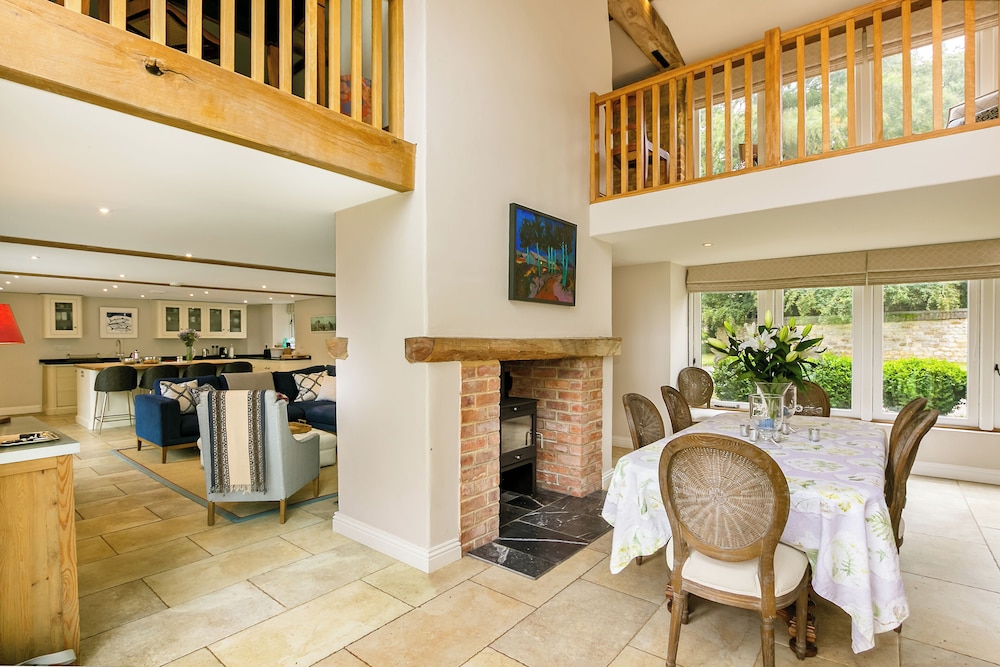 Stunning 4BD Family Home Near Banbury