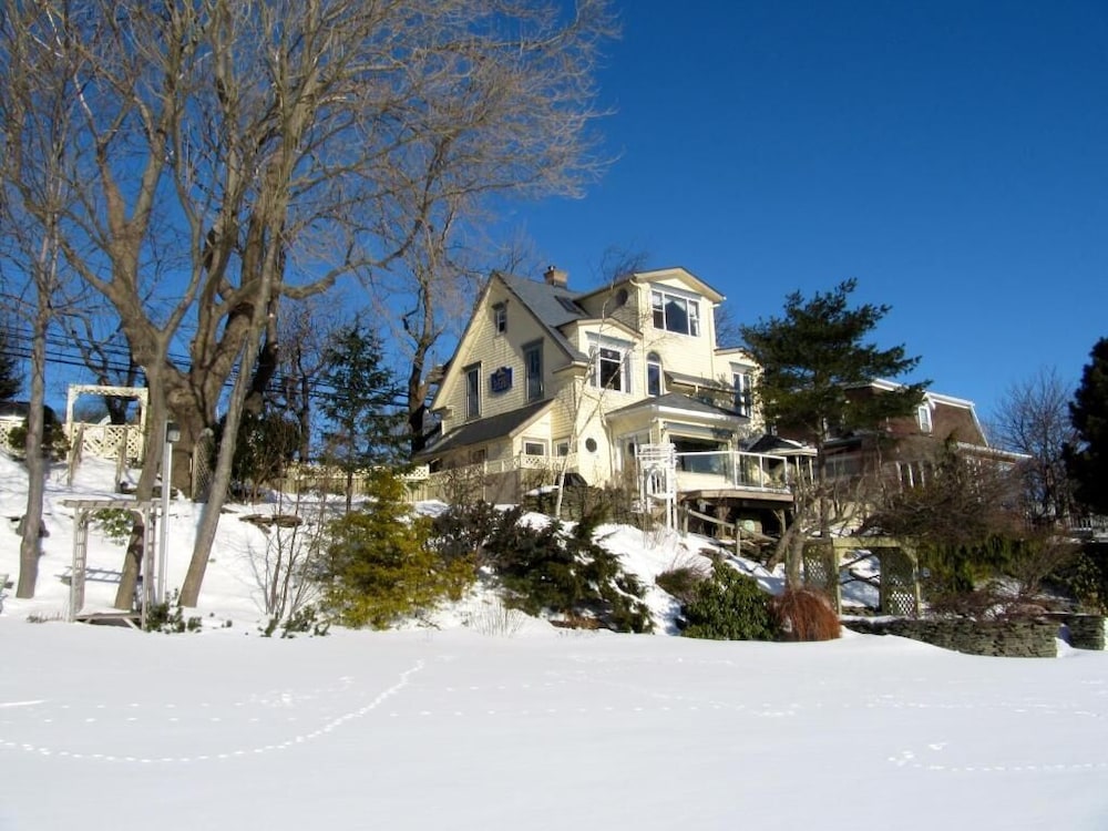 A Boat to Sea Bed & Breakfast