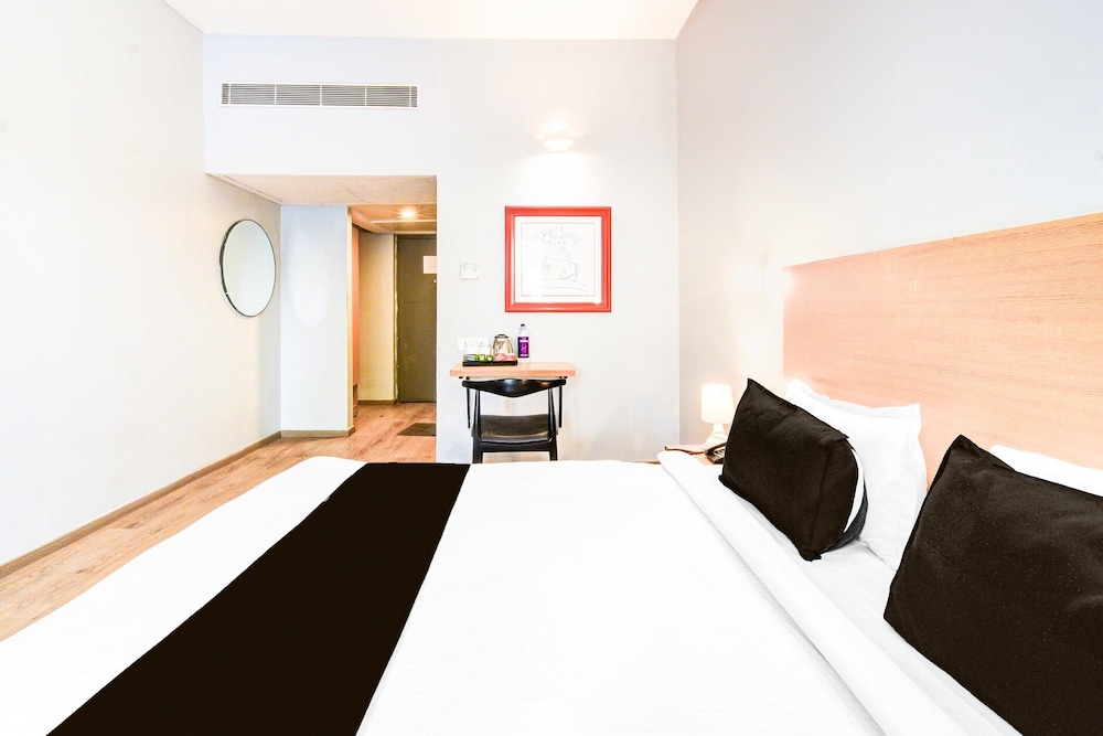 Luxury Stays at Lakdikapul Near Red Hills