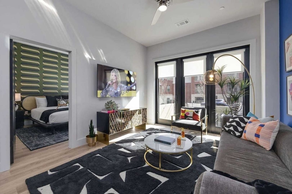 2 Modern Apartments in Heart of Midtown, Walkable Location Patio, Pool & Gym