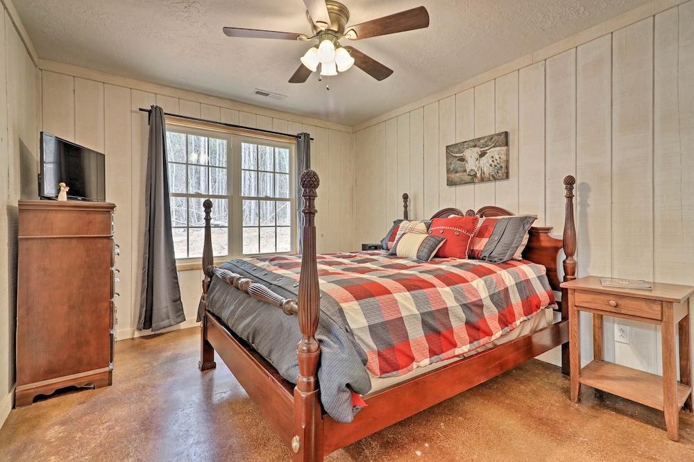 Peaceful Family Cabin on 10 Acres w/ Game Room! view 5