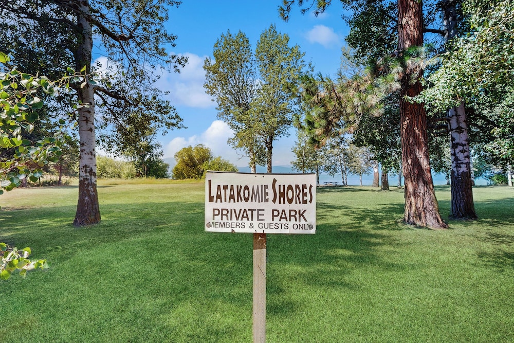 3BR House w/ Lake Views, Full Kitchen, A/C & Wifi