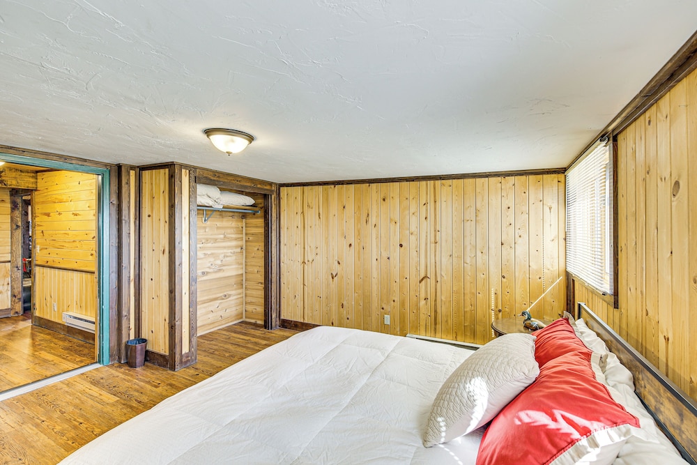 Riverside Retreat in Bridgeport w/ Game Room!