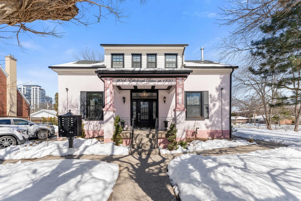 Private Studio Apartment in Burlington - U5