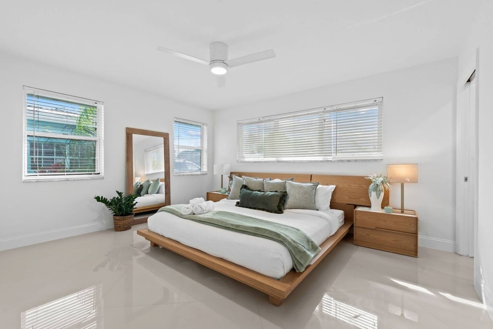 Waterfront Oasis Heated Pool Game Room Gym