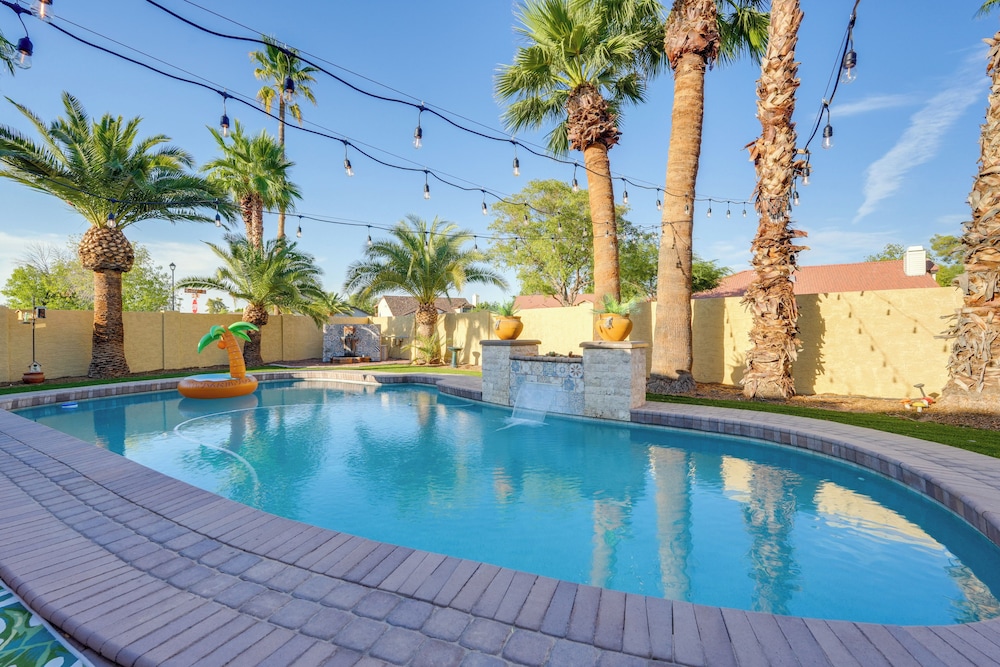 Luxe Outdoor Oasis: 'palm Tree Villa' in Chandler