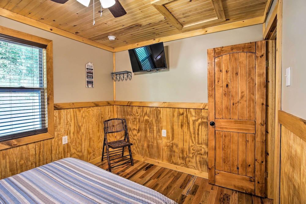 Silver Creek Cabin w/ Hiking < 1 Mi to Town! view 2
