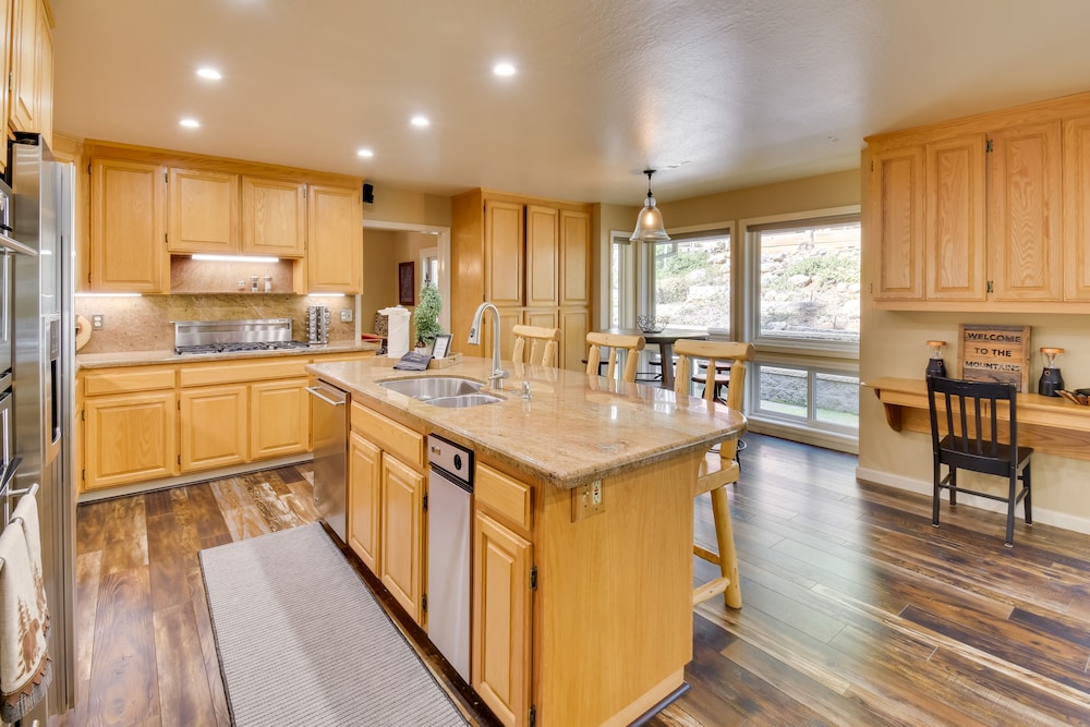 Hot Tub + Pool Table: Cabin Near Calaveras Park!