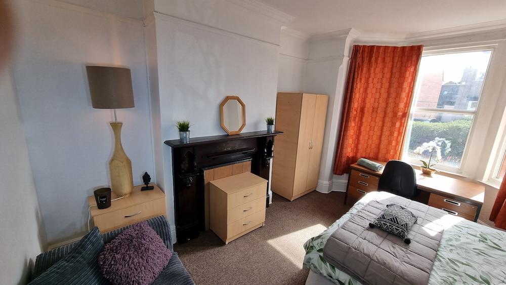 Spacious 4-bed House Great Location Coventry view 4