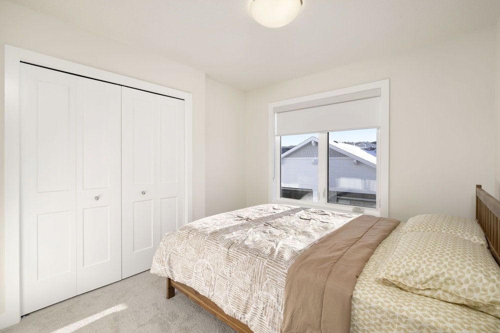 Modern Beautiful Calgary Home - Image 3