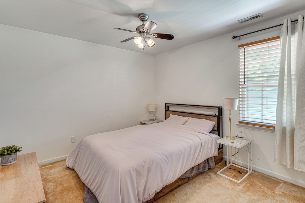 6 Mi to Dtwn Raleigh: Townhome w/ Fenced Patio!