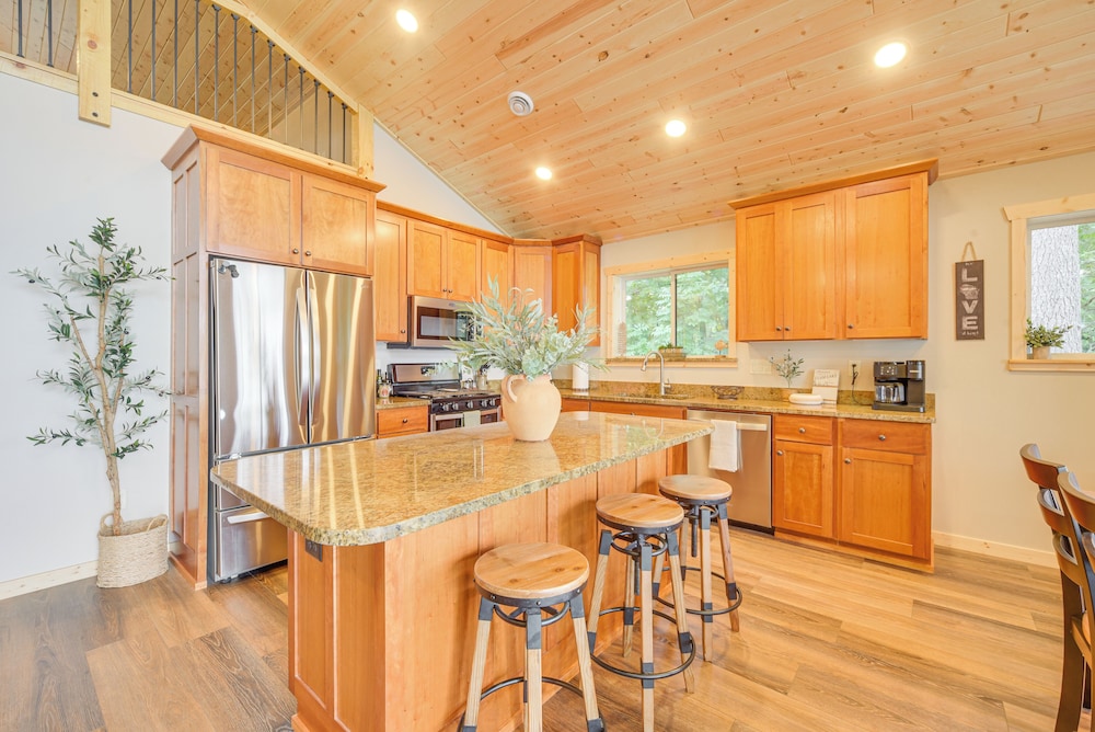 Boat Dock, BBQ & Fireside Fun: Clam Lake Cabin