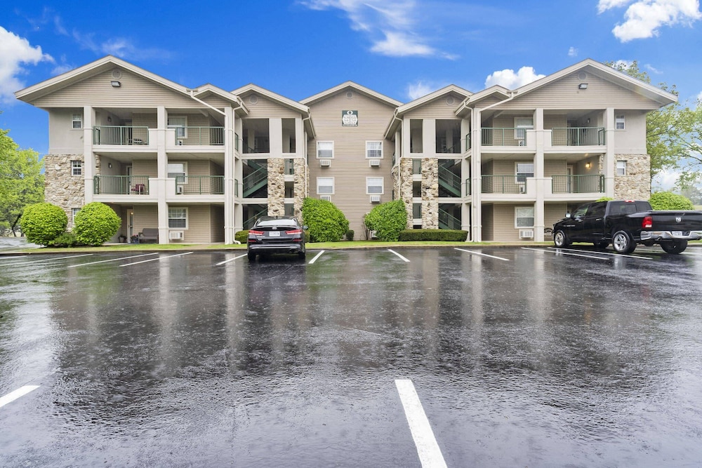 Home on the Golf Range - Holiday Hills Branson - Golf Resort - Outdoor Pools view 4