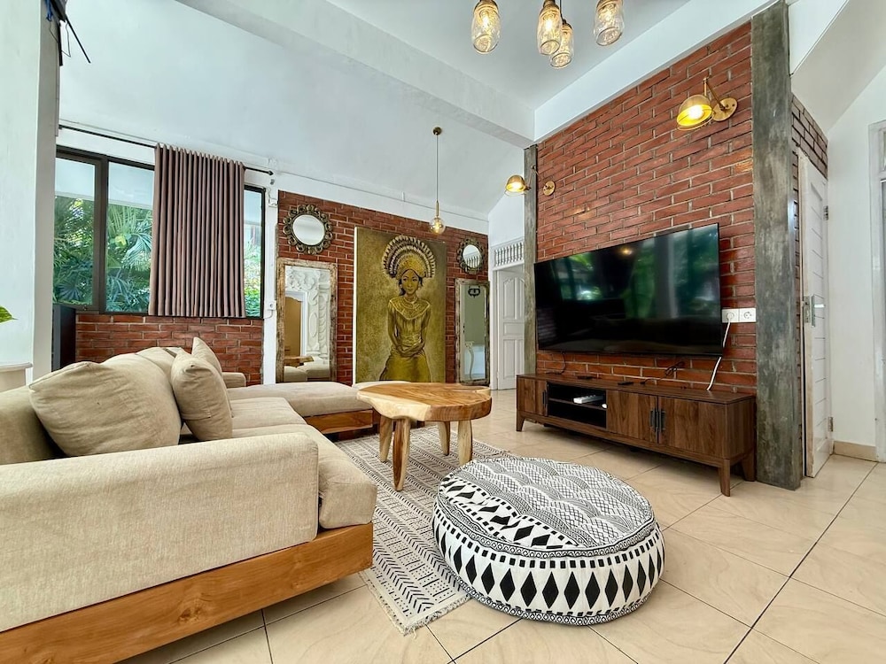 Villa White Orchid