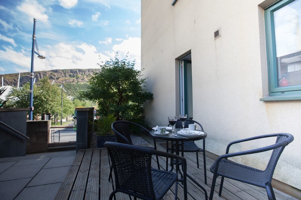 Holyrood Residence - Luxury Apartment With Parking