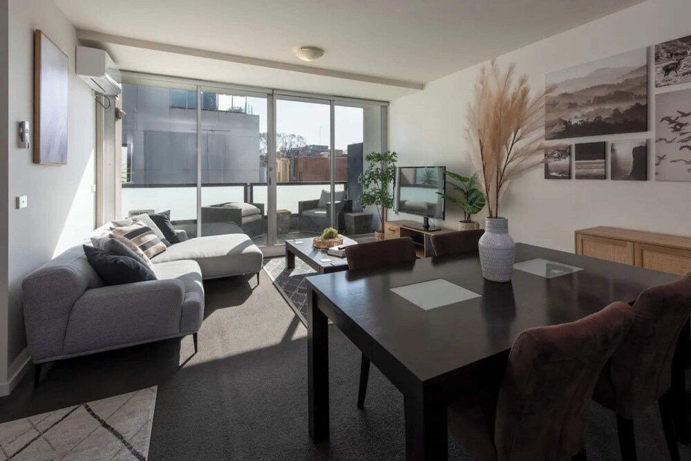 Central 2BR in Prime Carlton Location w/ Parking!