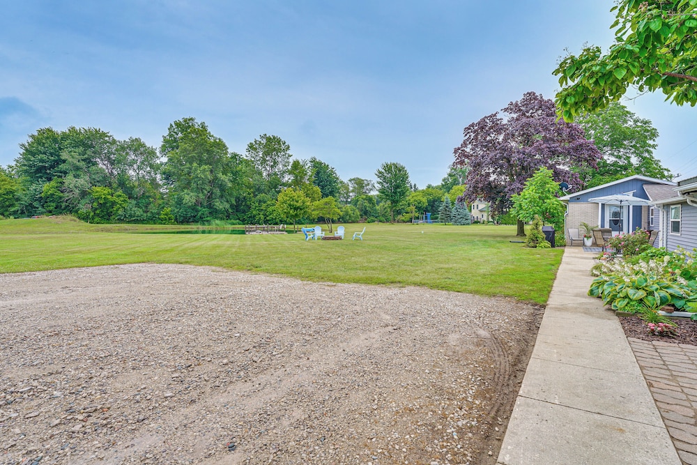 1 Block to Lake Huron: Pet-friendly Apt w/ Kayaks