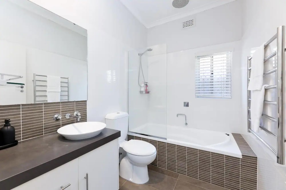 Beautiful 3BR Family Home With Backyard and BBQ