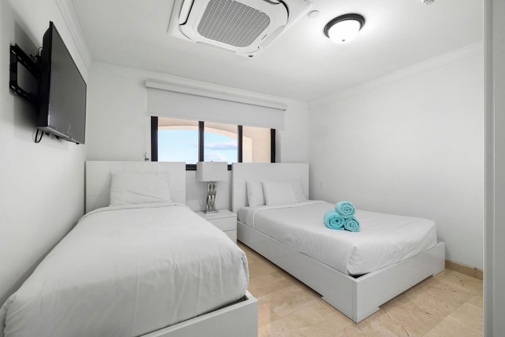 2BR Condo 5 Location w Amazingviews Pool GYM