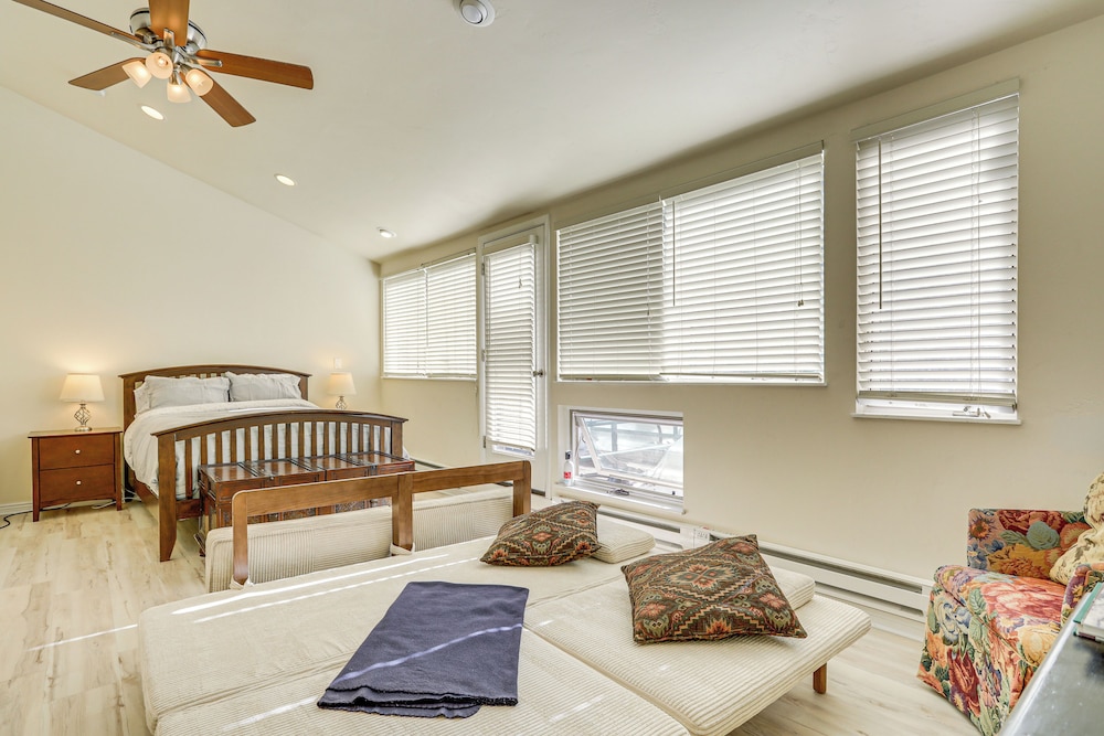 4 Mi to Vail Ski Resort: Cozy Getaway w/ Deck!