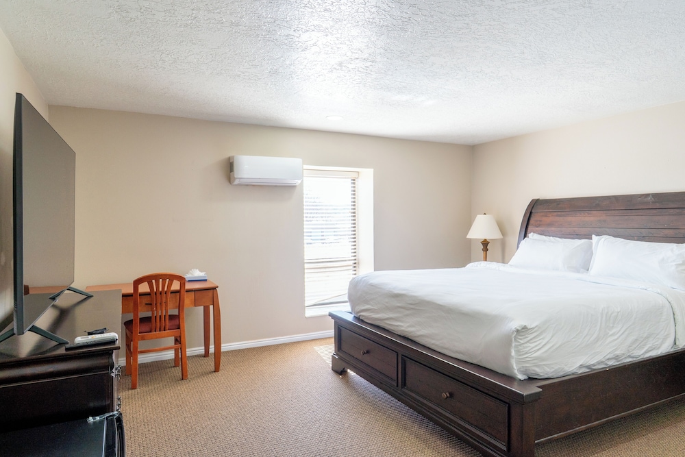 Road Creek Inn