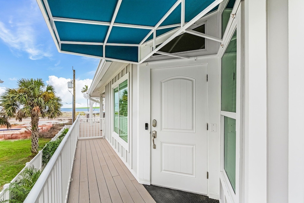 5550 Palmetto Paradise: 3br W/ Gulf Views, Heated Pool 3 Bedroom Home